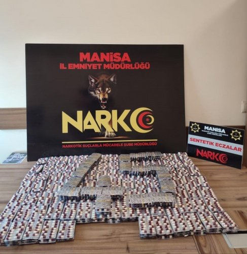 İl Emniyet Müdürlüğümüz Narkotik Suçlarla Mücadele Şube Müdürlüğü görevlilerince uyuşturucu veya uyarıcı madde ticareti yapan, nakleden ve kullanan şahıslara yönelik yapılan çalışmalar kapsamında Şehzadeler ilçesinde durdurulan bir araçta yapılan aramada;
- *6706 adet Regapen isimli Sentetik Ecza* ele geçirilmiştir.
Konuyla ilgili *2 şüpheli şahıs* uyuşturucu veya uyarıcı madde imal ve ticareti yapmak suçundan gözaltına alınarak adli işlemlere başlanılmıştır.

Manisa halkının huzur ve güvenliği için Manisa Emniyet Müdürlüğü olarak suç ve suçlularla mücadelemiz aralıksız devam edecektir.