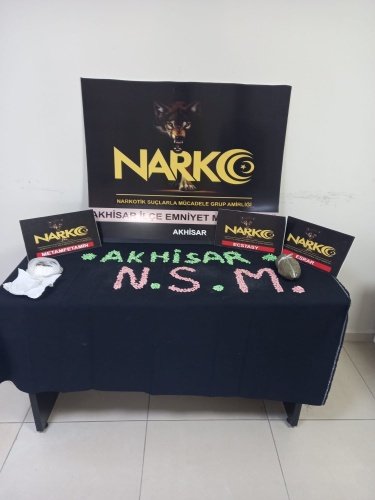 Manisa İl Emniyet Müdürlüğü Akhisar Narkotik Suçlarla Mücadele Grup Amirliği görevlilerince uyuşturucu veya uyarıcı madde ticareti yapan, nakleden ve kullanan şahıslara yönelik yapılan çalışmalar kapsamında Akhisar ilçesinde durdurulan bir araçta yapılan aramada;
*- 1145 adet Ecstasy hap*
- *104 gram Metamfetamin maddesi* 
*- 94.42 gram Skunk maddesi* ele geçirilmiştir.
Konuyla ilgili *4 şüpheli şahıs* uyuşturucu veya uyarıcı madde imal ve ticareti yapmak suçundan gözaltına alınmış, sevk edildikleri adli makamlarca adli makamlarca *R.G. (28), K.G. (21), M.Ç. (28) ve F.L. (20) isimli 4 şüpheli şahıs* *tutuklanmıştır.*

Manisa halkının huzur ve güvenliği için Manisa Emniyet Müdürlüğü olarak suç ve suçlularla mücadelemiz aralıksız devam edecektir.