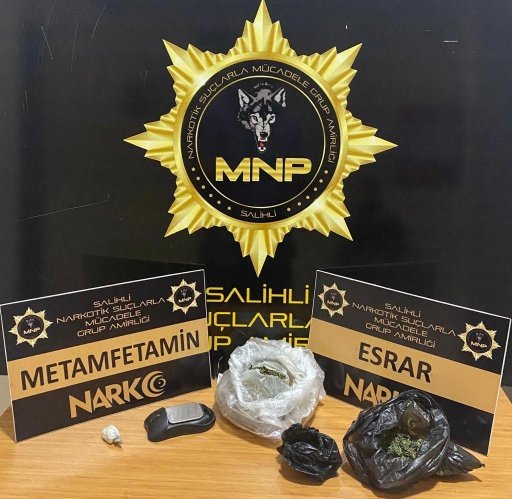 Manisa İl Emniyet Müdürlüğü Salihli Narkotik Suçlarla Mücadele Grup Amirliği görevlilerince uyuşturucu veya uyarıcı madde ticareti yapan, nakleden ve kullanan şahıslara yönelik yapılan çalışmalar kapsamında Salihli ilçesinde bir ikamette yapılan aramada;
- *3 parça halinde 124,62 gram Esrar maddesi,*
- *2 parça halinde 6,02 gram Metamfetamin maddesi,*
- *1 adet Hassas Terazi* ele geçirilmiştir.
Konuyla ilgili *3 şüpheli şahıs* hakkında kullanmak için uyuşturucu madde bulundurmak suçundan adli işlem yapılmış, *A.A. (31) isimli 1 şüpheli şahıs* uyuşturucu veya uyarıcı madde imal ve ticareti yapmak suçundan gözaltına alınarak sevk edildiği adli makamlarca *tutuklanmıştır.*

Manisa halkının huzur ve güvenliği için Manisa Emniyet Müdürlüğü olarak suç ve suçlularla mücadelemiz aralıksız devam edecektir.