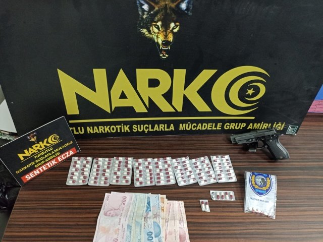 Manisa İl Emniyet Müdürlüğü Turgutlu Narkotik Suçlarla Mücadele Grup Amirliği görevlilerince uyuşturucu veya uyarıcı madde ticareti yapan, nakleden ve kullanan şahıslara yönelik yapılan çalışmalar kapsamında Turgutlu ilçesinde durdurulan bir şahsın üzerinde yapılan aramada *4 adet Regapen isimli Sentetik Ecza* ele geçirilerek *1 şüpheli şahıs* hakkında adli işlem yapılmıştır.
Konuyla ilgili şahsın uyuşturucu maddeyi satın aldığı şahsın iş yerinde yapılan aramada;
- *118 adet Regapen isimli Sentetik Ecza,*
- *1 adet 7,65 mm ruhsatsız tabanca,*
- *1160 TL uyuşturucu madde ticaretinden elde edildiği değerlendirilen para* ele geçirilmiş, *U. B. (31) isimli 1 şüpheli şahıs* uyuşturucu veya uyarıcı madde imal ve ticareti yapmak suçundan gözaltına alınarak sevk edildiği adli makamlarca *tutuklanmıştır.*

Manisa halkının huzur ve güvenliği için Manisa Emniyet Müdürlüğü olarak suç ve suçlularla mücadelemiz aralıksız devam edecektir.