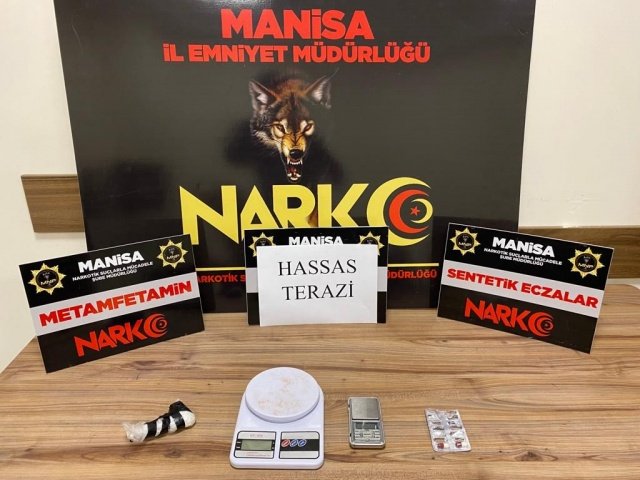 Manisa İl Emniyet Müdürlüğü Narkotik Suçlarla Mücadele Şube Müdürlüğü görevlilerince uyuşturucu veya uyarıcı madde ticareti yapan, nakleden ve kullanan şahıslara yönelik yapılan çalışmalar kapsamında Şehzadeler ilçesinde durdurulan şahısların üzerinde yapılan aramada;
- *36,72 gram Esrar maddesi* 
- *21 adet Sentetik Ecza,* 
- *0,46 gram Metamfetamin maddesi* ele geçirilerek *5 şüpheli şahıs* hakkında adli işlem yapılmıştır.
Konuyla ilgili şahısların uyuşturucu maddeyi satın aldıkları tespit edilen şahısların araçlarında ve ikametlerinde yapılan aramada;
- *53,59 gram Metamfetamin  maddesi* 
- *2 adet Sentetik Ecza,*
- *2 adet Hassas Terazi* ele geçirilmiş, *3 şüpheli şahıs* uyuşturucu veya uyarıcı madde imal ve ticareti yapmak suçundan gözaltına alınarak sevk edildikleri adli makamlarca *B. U. (46) ve M. D. (52) isimli 2 şüpheli şahıs tutuklanmıştır.