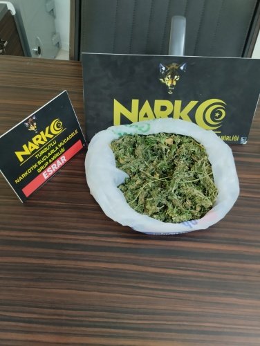 Manisa İl Emniyet Müdürlüğü Turgutlu Narkotik Suçlarla Mücadele Grup Amirliği görevlilerince uyuşturucu veya uyarıcı madde ticareti yapan şahıslara yönelik yapılan çalışmalar kapsamında Turgutlu ilçesinde bir ikamette yapılan aramada;
- *2 parça halinde 160 gram Esrar maddesi* ele geçirilmiştir.
Konuyla ilgili *A. Ç. (30) isimli 1 şüpheli şahıs* uyuşturucu veya uyarıcı madde imal ve ticareti yapmak suçundan gözaltına alınarak adli işlemlere başlanılmıştır.

Manisa halkının huzur ve güvenliği için Manisa Emniyet Müdürlüğü olarak suç ve suçlularla mücadelemiz aralıksız devam edecektir.