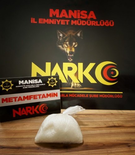 Manisa İl Emniyet Müdürlüğü Narkotik Suçlarla Mücadele Şube Müdürlüğü görevlilerince uyuşturucu veya uyarıcı madde ticareti yapan, nakleden ve kullanan şahıslara yönelik yapılan çalışmalar kapsamında Yunusemre ilçesinde durdurulan bir araçta yapılan aramada;
- *1 kilogram Metamfetamin maddesi* ele geçirilmiştir.
Konuyla ilgili *B. E. Ç. (22) isimli 1 şüpheli şahıs* uyuşturucu veya uyarıcı madde imal ve ticareti yapmak suçundan gözaltına alınmış, sevk edildiği adli makamlarca *tutuklanmıştır.*

Manisa halkının huzur ve güvenliği için Manisa Emniyet Müdürlüğü olarak suç ve suçlularla mücadelemiz aralıksız devam edecektir.