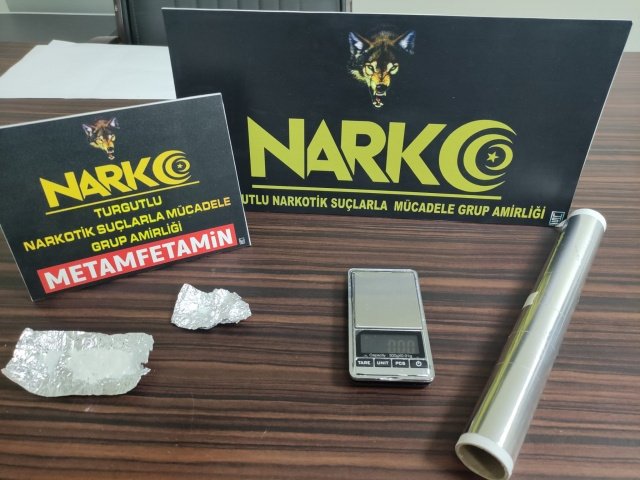 İl Emniyet Müdürlüğümüz Turgutlu Narkotik Suçlarla Mücadele Grup Amirliği görevlilerince uyuşturucu veya uyarıcı madde ticareti yapan, nakleden ve kullanan şahıslara yönelik yapılan çalışmalar kapsamında Turgutlu ilçesinde yakalanan bir şahsın üzerinde yapılan aramada *0,49 gram Metamfetamin maddesi,* ele geçirilerek *1 şüpheli şahıs* hakkında adli işlem yapılmıştır.
Konuyla ilgili şahsın uyuşturucu maddeyi satın aldığı şahsın ikametinde ve iş yerinde yapılan aramada;
- *2,90 gram Metamfetamin maddesi,*
- *1 adet Hassas Terazi,* ele geçirilmiş, *U. K. (33) isimli 1 şüpheli şahıs* uyuşturucu veya uyarıcı madde imal ve ticareti yapmak suçundan gözaltına alınarak sevk edildiği adli makamlarca *tutuklanmıştır.*

Manisa halkının huzur ve güvenliği için Manisa Emniyet Müdürlüğü olarak suç ve suçlularla mücadelemiz aralıksız devam edecektir.