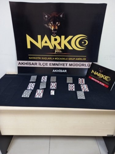 Manisa İl Emniyet Müdürlüğü Akhisar Narkotik Suçlarla Mücadele Grup Amirliği görevlilerince uyuşturucu veya uyarıcı madde ticareti yapan, nakleden ve kullanan şahıslara yönelik yapılan çalışmalar kapsamında Akhisar ilçesinde iki ikamette yapılan aramada;
- *184 adet Regapen isimli Sentetik Ecza* ele geçirilmiştir.
Konuyla ilgili *A. Y. (32) ve İ. B. (24) isimli 2 şüpheli şahıs* hakkında uyuşturucu veya uyarıcı madde imal ve ticareti yapmak suçundan adli işlemlere başlanılmıştır.

Manisa halkının huzur ve güvenliği için Manisa Emniyet Müdürlüğü olarak suç ve suçlularla mücadelemiz aralıksız devam edecektir.