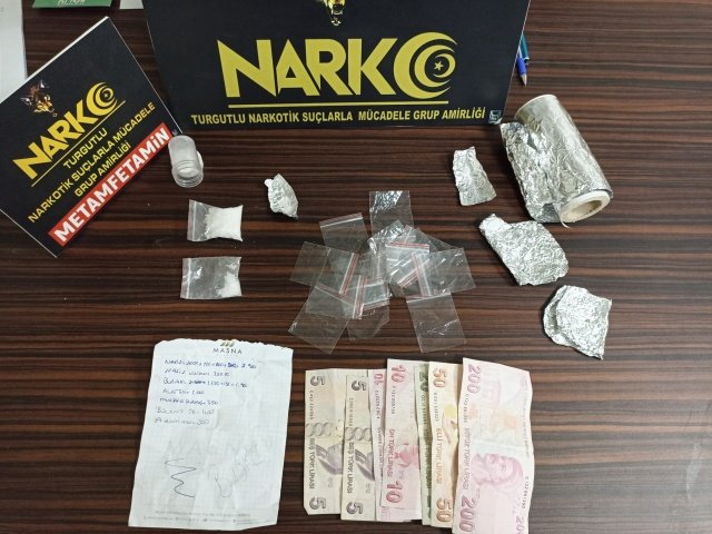 Manisa İl Emniyet Müdürlüğü Turgutlu Narkotik Suçlarla Mücadele Grup Amirliği görevlilerince uyuşturucu veya uyarıcı madde ticareti yapan, nakleden ve kullanan şahıslara yönelik yapılan çalışmalar kapsamında Turgutlu ilçesinde üç şahsın ikametlerinde yapılan aramada;
- *3 parça halinde 12,17 gram Metamfetamin maddesi*,
- *300 TL uyuşturucu madde ticaretinden elde edildiği değerlendirilen para,*
- *Uyuşturucu madde paketlemede kullanılan malzemeler,* ele geçirilmiştir.
Konuyla ilgili *N. D. (23), B. Ç. (41) ve E. P. (21) isimli 3 şüpheli şahıs,* uyuşturucu veya uyarıcı madde imal ve ticareti yapmak suçundan gözaltına alınmış, sevk edildikleri adli makamlarca *3 şüpheli şahıs tutuklanmıştır.*

Manisa halkının huzur ve güvenliği için Manisa Emniyet Müdürlüğü olarak suç ve suçlularla mücadelemiz aralıksız devam edecektir.