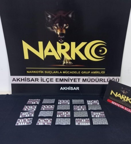Manisa İl Emniyet Müdürlüğü Narkotik Suçlarla Mücadele Şube Müdürlüğü ve Akhisar Narkotik Suçlarla Mücadele Grup Amirliği görevlilerince uyuşturucu veya uyarıcı madde ticareti yapan, nakleden ve kullanan şahıslara yönelik yapılan çalışmalar kapsamında Akhisar ilçesinde durdurulan bir araçta yapılan aramada;
- *256 adet Regapen isimli Sentetik Ecza* ele geçirilmiştir.
Konuyla ilgili *D. A. (33) isimli 1 şüpheli şahıs* uyuşturucu veya uyarıcı madde imal ve ticareti yapmak suçundan gözaltına alınarak adli işlemlere başlanılmıştır.

Manisa halkının huzur ve güvenliği için Manisa Emniyet Müdürlüğü olarak suç ve suçlularla mücadelemiz aralıksız devam edecektir.