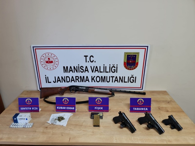 Manisa İli Alaşehir İlçesinde 28 Temmuz 2023 günü Alaşehir İlçe Jandarma Komutanlığı ekiplerince yapılan istihbari çalışmalar neticesinde; T.K. isimli şahsın ikametgâhında  ruhsatsız tabanca ve  uyuşturucu madde ticareti yaptığı bilgisi üzerine, 29 Temmuz 2023 günü yapılan operasyonda

- (2) adet 9 mm çapında tabanca,
- (1) adet 7.65 mm çapında tabanca,
- (1) adet otomatik av tüfeği,
- (49) adet 9 mm çapında fişek,
- (20) adet sentetik ecza,
- (5) gr kubar esrar ele geçirilmiştir. Olayla ilgili adlî işlemlere başlanmıştır.