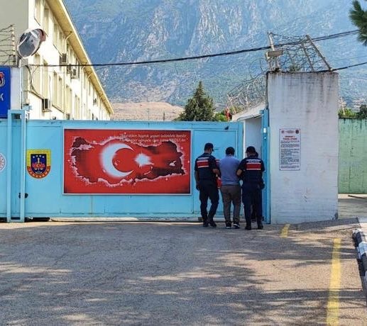 Manisa İli Saruhanlı İlçesinde 18 Ağustos 2023 günü saat 11.45 sıralarında Saruhanlı İlçe Jandarma Komutanlığı  ekiplerince nitelikli suçlardan aranan şahısların yakalanmasına yönelik yapılan çalışmalar neticesinde;
 
" Yağma ", “Kasten Yaralama”, ve benzeri 11 ayrı  suçtan hakkında 25 yıl 8 ay 15 gün hapis cezası bulunan V.Z. İsimli şahıs yakalanmış olup  , çıkarıldığı adli makamlarca tutuklanarak Kapalı Ceza İnfaz Kurumuna teslim edilmiştir.