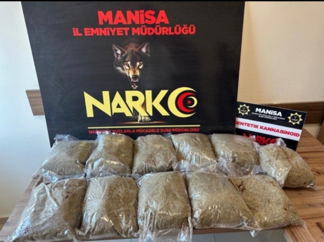 Manisa İl Emniyet Müdürlüğü Narkotik Suçlarla Mücadele Şube Müdürlüğü ve
İstihbarat Şube Müdürlüğü görevlilerimizce;
Uyuşturucu veya uyarıcı madde ticareti yapan, nakleden ve kullanan şahıslara
yönelik yapılan Analiz çalışmaları kapsamında Şehzadeler ilçesinde bir araç içerisinde
yapılan aramada;
-10 kilo 600 gram Bonzai isimli Uyuşturucu madde
ele geçirilmiştir. Konuyla ilgili 2 şüpheli hakkında işlem yapılmış, B.Ö(40) çıkarıldığı
mahkemece tutuklanmış, C.K.Ö(34), isimli şahıs adli kontrol şartıyla serbest
bırakılmıştır.
Manisa halkının huzur ve güvenliği için Manisa Emniyet Müdürlüğü olarak suç
ve suçlularla mücadelemiz aralıksız devam edecektir.