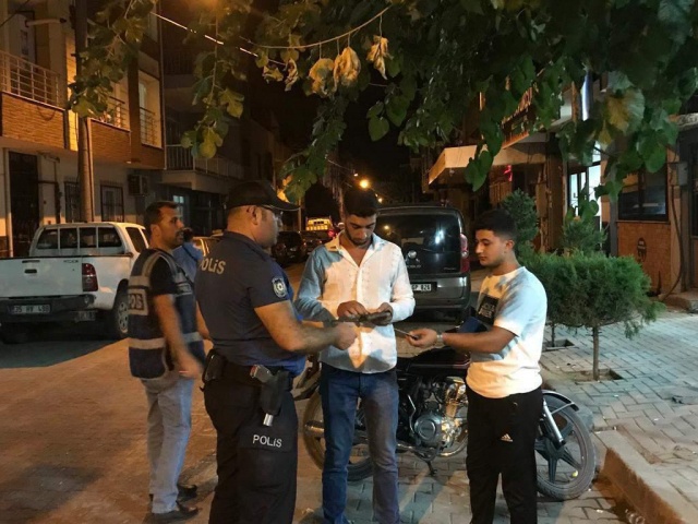 Manisa İl Emniyet Müdürlüğü  başta asayiş, terör ve narkotik olayları olmak üzere suç işleme amacındakilerin caydırılması, aranan şahısların yakalanması varsa suç delillerinin ele geçirilmesine yönelik;
25.08.2023 günü 21:00-24:00 saatleri arasında ilimiz Akhisar, Salihli, Turgutlu, Alaşehir ve Soma ilçelerimizde yapılan "Genel Asayiş Uygulamasında”;