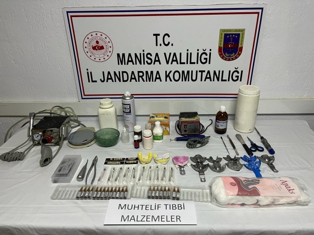 DİPLOMASIZ DİŞÇİLER JANDARMAYA YAKALANDI

Manisa İli Alaşehir İlçesi Kavaklıdere Mahallesinde kendisini diş hekimi olarak tanıtan iki şahıs, diplomasız seyyar dişçilik yaptıkları esnada Alaşehir İlçe Jandarma Komutanlığı ekipleri tarafından muhtelif tıbbı malzemeler ile birlikte yakalanmıştır. 
Şahıslar hakkında, ülkemizde tıp hizmetlerini düzenleyen 1219 Sayılı Kanun kapsamında Diplomasız Hekimlik Yapmak Suçundan adli tahkikata başlanmıştır.