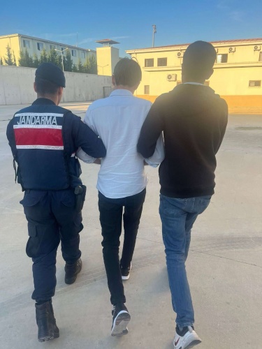 Manisa ili Şehzadeler İlçesinde 17 Kasım 2023 günü, Jandarma Suç Araştırma Dedektifleri ve Şehzadeler İlçe Jandarma Komutanlığı  ekiplerince nitelikli suçlardan aranan şahısların yakalamasına yönelik yapılan istihbari çalışmalar neticesinde;

Dört farklı ‘’Hırsızlık” Suçundan hakkında  *22 Yıl 68 Ay 615 gün* kesinleşmis hapis cezası  bulunan İ.Ü isimli şahıs yakalanmış ve adli makamlarca tutuklanarak Cezaevine kapatılmıştır.