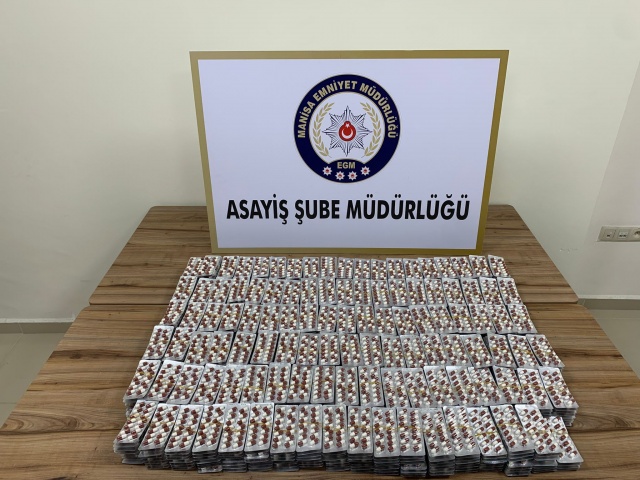Manisa İl Emniyet Müdürlüğümüz Asayiş Şube Müdürlüğü ve Narkotik Suçlarla Mücadele Şube Müdürlüğü görevlilerince yapılan çalışmalarda,
????04.01.2024 günü Şehzadeler İlçesi Turgut Özal Mahallesi’nde bulunan iş yerinde bir şahsın tehdit edilerek iş yerinden çıkarılmaya çalışılması ve silahla ateş edilmesi,
????26.03.2024 günü Şehzadeler İlçesi Arda Mahallesi’nde faaliyet gösteren bir iş yerinin kurşunlanması,
Olaylarını gerçekleştiren V. N. isimli şahsın; Uyuşturucu Madde Ticareti Yapma veya Sağlama, 6136 Skm, Hükümlü ve Tutuklunun Kaçması suçlarından 22 yıl 6 ay hapis cezası ile arandığı tespit edilmiş,
Yapılan araştırmalarda şahsın saklandığı yer tespit edilerek, ikamette yapılan aramada,
✔️ 12.587 Adet Galara isimli Sentetik Ecza ele geçirilmiş,
Olayla ilgili V. N. (27) ve O. H. (19) isimli 2 şüpheli şahıs yakalanarak gözaltına alınmış, sevk edildikleri adli makamlarca şahıslar tutuklanmıştır.
Manisa halkının huzur ve güvenliği için Manisa Emniyet Müdürlüğü olarak suç ve suçlularla mücadelemiz aralıksız devam edecektir.