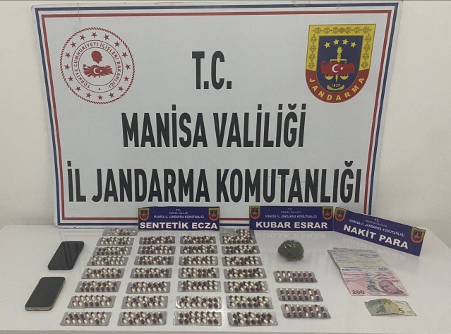 Manisa ili Yunusemre ilçesi Muradiye Mahallesinde 28.09.2024 tarihinde Yunusemre İlçe J.K.lığı Motosikletli Hızır ve Huzur Timlerince gerçekleştirilen trafik denetimi esnasında, şüphe üzerine durdurulan motosiklet sürücüsü A.A.nın yapılan üst aramasında *147 adet uyuşturucu hap, 20 gram kubar esrar, 4.030 TL ve 5 Euro nakit para* ele geçirilmiştir.
Soruşturmayı derinleştiren Jandarma ekipleri, şüphelinin uyuşturucu maddeleri O.K. isimli kişiden temin ettiği bilgisine ulaşmış ve adı geçen şahsın ikametinde yapılan aramada *280 adet uyuşturucu hap* daha ele geçirilmiştir. 
Yapılan operasyon sonucunda toplam;
- 427 adet sentetik ecza hap,
- 20 gram kubar esrar,
- 4.030 TL ve 5 Euro suçtan elde edilen para ele geçirilmiştir. 

Şüpheli iki şahıs, 29.09.2024 tarihinde Manisa Cumhuriyet Başsavcılığına sevk edilmek üzere Savcılık talimatı ile gözaltına alınmıştır.