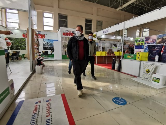Manisa Tarım Fuarı sona erdi. SNS Fuarcılık tarafından organize edilen ve bu yıl 14'üncüsü düzenlenen Tekno Tarım Uluslararası Tarım ve Hayvancılık Fuarı, binlerce ziyaretçiyi ağırladı. Manisa Büyükşehir Belediyesi Fuar Merkezi'nde gerçekleşen fuarda tarım üreticileriyle firmalar buluşma imkanı buldu. Tarım şehri olan Manisa’nın geleneksel etkinliğine dönüşen fuarda sektörün önemli firmaları son teknoloji ekipman, makine ve ürünleri tanıtma şansı buldu. Türkiye'nin birçok ilinden 100'ü aşkın firma ve markanın yer aldığı fuarda, üreticilere özel indirimlerin yanı sıra kredi desteği de sunuldu.
