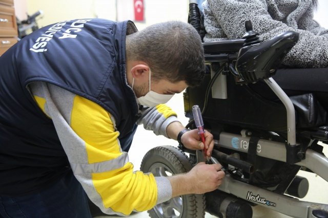 Buca Engelliler Derneği ve Buca Belediyesi işbirliğiyle 9 ay önce hayata geçirilen Engelsiz Tamir İstasyonu,  tekerlekli sandalyesi arıza yapan engelli vatandaşlara ücretsiz tamir ve bakım hizmeti vererek yolda kalma korkusunu ortadan kaldırdı. İstasyon bünyesinde görev yapan, akülü tekerlekli sandalyelerin bakım ve onarımında uzman teknik personel, 0 538 848 36 87 numaralı çağrı merkezi üzerinden gelen sorunları arıza durumuna göre olay yerinde veya tam teşekküllü tamir atölyesine transfer ederek çözüme kavuşturuyor. İstasyon, kurulduğu günden bugüne kadar 212 vatandaşa ücretsiz bakım ve onarım hizmeti vererek engelli bireylerin derdine derman oldu.