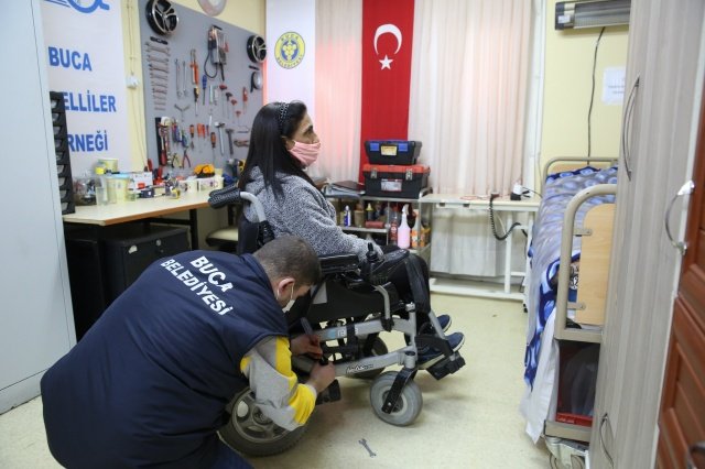 YAĞMUR, KIŞ DEMEDEN ENGELLERİ KALDIRMAYA DEVAM EDECEĞİZ
Kış aylarında arızaların daha fazla olduğu için hazırlıkların tamamlandığını söyleyen Kara, “Engelli araçları havalar soğuduğunda, kış döneminde yolda kalma oranları daha da artıyor. Aküler soğuktan etkilendiği için içerisindeki jeller donma yapabiliyor. Normalde 20 kilometre yol gidebilecekken kışın 8 kilometreye kadar sürebiliyor. Yağmurlu havalarda araçların elektronik aksamları etkilenebiliyor. Biz bu süreçte de 3 adet engelli servis araçlarımızla yağmur, soğuk demeden engelleri kaldırmaya devam edeceğiz” dedi.
