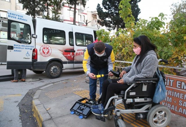 PANDEMİ SÜRECİNDE ENGELLİ ARAÇLARINA COVİD-19 ÖNLEMİ 
Yürütülen çalışmalar hakkında bilgi veren Buca Engelliler Derneği Başkanı Harun Kara, “Projeyi hayata geçirmemizin ardından hepimizi etkileyen bir pandemi süreci yaşadık. Bu sürede bütün faaliyetlerimize ara vermemize rağmen engelsiz tamir istasyonu projemize hiç ara vermedik. Çünkü çalışmak zorunda olan engelli vatandaşlarımız var. Bakım ve onarım hizmetinin yanı sıra koronavirüs (Covid-19)sürecinde dezenfeksiyon çalışmalarına ağırlık verdik. Sadece temizlik ve dezenfekte işlemi için çok fazla kişiye hizmet verdik. Çünkü engelli vatandaşlarımız günün büyük bölümünü araçlarında geçiriyor. Bizler de buraya gelen engellilerimizin araçlarını ilaçlama hizmeti veriyoruz” diye konuştu.