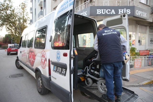 Buca Belediyesi’nin Türkiye’ye örnek projesi Engelsiz Tamir İstasyonu, çığ gibi büyüyor. ‘ Asla yolda kalmayacaksın’ sloganıyla hayata geçirilen proje, büyükşehirler başta olmak üzere birçok kente model olurken bugüne kadar 212 engelli vatandaşın imdadına yetişti. Tekerlekli sandalyesi arızalanan engelli bireylere acil ve ücretsiz tamir hizmeti sunan istasyon, pandemi döneminde koronavirüse karşı dezenfekte hizmeti de sağlayarak engelli vatandaşların engellerine köprü oluyor.
