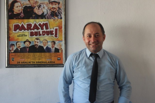 “Hedefimiz gerek yurt içi, gerekse de yurt dışındaki tüm festivallerde ülkemizi en iyi şekilde temsil etmek” diyen İhsan Taş, Bir Dede ile Lösemi hastası torununun hayat hikâyesini kaleme aldığı “Dedemin Gözyaşları” isimli yeni projesinde; gerek oyuncu kadrosu, gerekse de teknik ekip olarak Türkiye’nin en iyileriyle çalışacağının altını çizdi.