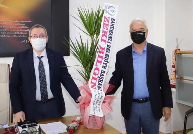 Başkan Bilgin, Sağlık Çalışanlarına Çiçek Dağıttı 

Saruhanlı Belediye Başkanı Zeki Bilgin, yaşatmayı ve insanlığa nitelikli bir yaşam sunmayı amaç edinen sağlık çalışanlarının kutsal bir mesleği icra ettiklerini belirtti.

Başkan Bilgin, 14 Mart Tıp Bayramı dolayısıyla İlçe Sağlık Müdürü Tülay Özer ve Devlet Hastanesi Başhekimi Salim Babuş'u ziyaret etti. Başkan Bilgin, daha sonra ilçedeki sağlık çalışanlarına çiçek dağıttı.