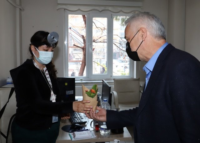 'Beni Türk hekimlerine emanet ediniz' sözleriyle Atatürk’ün sevgi, güven ve takdirini kazanmış kutsal, saygın ve onurlu bu mesleği büyük bir özveriyle yerine getiren Hekimlerimiz ve sağlık hizmetlerini halkımıza ulaştırmada büyük bir özveri ile görev alan tüm sağlık çalışanlarının '14 Mart Tıp Bayramı'nı kutlar, başarılı çalışmalarının devamını dilerim."