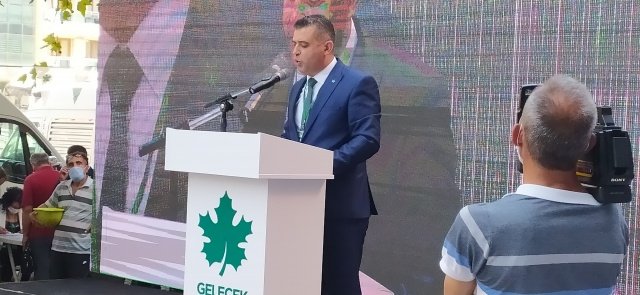 TÜM PARTİLERE ELİMİZİ UZATIYORUZ
Egemen emperyalist devlerin Türkiye’ye karşı oyunlarının sona ermediğine dikkat çeken Özdağ sözlerini şöyle sürdürdü, “Biz Turizmde fakir miyiz? Hayır. Dünya’nın en büyük Havaalanına sahibiz. Gediz Ovası, Harran Ovası, Çukurova, Iğdır,  Muş Ovaları. Bu Ovalarda neden tarım yapılmıyor? Hollanda Manisa kadar neden zengin? Sadece ve sadece çiçek ve tohum satarak bu zenginliğe kavuştular. Türkiye’nin bütçesinden daha büyük bir bütçeye sahipler. Tarım Bakanı’nı ilahiyat mezunu yaparsanız, Tarım Bakanı’nı doktor yaparsanız böyle olur. Buna da dur diyeceğiz. Liyakati de, ehliyeti de esas alacağız. İmar Yasasını, siyasi ahlak ve etik yasasını mutlaka çıkartacağız. Recep Tayyip Erdoğan’a inat çıkartacağız. Gelecek Partisi Genel Başkanımız Sayın Ahmet Davutoğlu  bilge bir insan, ahlaklı bir siyasetçi, değerli bir bilim adamı, Aynı zamanda iyi ve başarılı bir Başbakan ve Dışişleri Bakanı. Siz zannetmeyin ki Sayın Ahmet Davutoğlu’nu Recep Tayyip Erdoğan’ın egolarıyla alt üst ettiler. Bir yandan FETÖ, bir diğer yandan egemen güçler, bir diğer yandan rantiyeciler, bir diğer yandan parti içindeki egosu yüksek olan adamlar ama en önemlisi egemen emperyalist güçler Türkiye2de defosu olmayanları sevmezler. Açığı olmayanları sevmezler, elleri ve alınları tertemiz olan dürüst insanları sevmezler.  Zafiyet sahibi adamlar severler. Bizim zafiyetimiz olmayacak, Genel Başkanımız Sayın Ahmet Davutoğlu’yla, Ayhan Sefer Üstün’le, Doğan Demir’le, İlker Türkmen’le, Nihal Olçok’la, Mustafa Keskin’le, Gizem Satıoğlu Öcmenler’le ve adını sayamadığım partimizin yönetimindeki diğer arkadaşlarımla, tüm partililerimizle, parti gönüllülerimizle, Anadolu insanımızla bir araya geldik ve bu kutsal davada el ele verdik hep birlikte yürüyoruz. Hepiniz cesur yüreklersiniz. Gelecek Partisi olarak diğer siyasi partileri dost ya da düşman olarak ayırt etmiyoruz. Anayasa’nın teminatı altında kurulan her parti Türkiye’nin partisidir. Bölücülükle, terörle, şiddetle arasına mesafe koyan her partiyle oturur konuşuruz. Gelecek Partisi tüm partilere elini uzatıyor.”