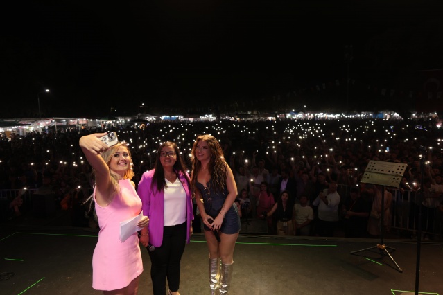Simav panayırının Ece Mumay gecesinde belediye başkanı Kübra Tekel Aktulun'da sanatçıyla sahneye gelerek selfie çekiminde poz verdi.