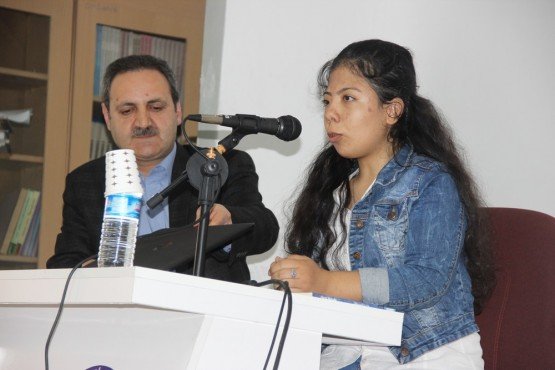 Akhisar Mesleki Eğitim Merkezi tarafından konferans salonunda  düzenlenen seminere öğrenciler ve idareciler yoğun ilgi gösterdi. Akhisar Mesleki Eğitim Merkezinde bedensel engelli olan ve “Hayat Melodisi” adlı kitabi ile tanınan, lise son sınıf öğrencisi Büşragül Çelik’in “Toplum Gözünde Engelliler” adlı semineri,  okul  ve günlük hayatından bazı yaşantıları anlattığı konuşmayı okul idaresi ve öğrenciler dikkatli bir şekilde dinledi. İlk olarak Mesleki Eğitim Merkezi Müdürü İsmail Şahin açılış  konuşmasında  “Bugün aramızda; benim bir dönem dersine girdiğim öğrencim olaran Büşragül var. Ancak o benim hatırladığım kadarı sınıfta dersi dikkatli bir şekilde dinleyen, sessiz ve sakin bir öğrenci  olarak bildiğim biriydi ve yıllar sonra karşıma yazar olarak çıkması beni de mutlu etti. Ben şimdi kendisini buraya davet ediyorum” dedi. 
Konuşmacı olarak katılan genç yazar Büşragül “Bugün bu seminerin düzenlenmesinde emeği geçen ve bana sizlerle bir araya gelme fırsatı veren herkese çok teşekkür ederim. Ben Akhisar Fevzi Keskinoğlu Anadolu Lisesi son sınıf öğrencisiyim. Okumayı ve okulu çok seviyorum.  Bizler her ne kadar engelli olsak da, toplumun gözünde “Bak bu engelli” diye anılsak da ben şuna inanıyorum ve hep söylüyorum:
 İmkansız kelimesinin içinde imkan kelimesi olduğu sürece başarılamayacak bir şey yoktur, yeterki isteyelim.  
Buradan sizlere bir soru sormak istiyorum. İçinizde bedensel, zihinsel, işitme veya görme engelli var mı? Gördüğüm kadarıyla yok. Allah da kimsenin başına vermesin. Peki ya engelli adayı olan var mı? Evet, hepimiz tabi ki. Yarın hatta 1 dakika sonra başımıza ne geleceğini bilemiyoruz çünkü.
Kendimden, yazmaya nasıl başladığımdan bahsedeyim. İlk önce ön yargımızı yenmemiz lazım. Ardından da tabi ki çok okumak. Benim hiç kitap çıkarma niyetim yoktu. Okuduğum  kitaplardan etkilenerek yazdığım şiirler ve yazılarımı gören öğretmenlerim ve çevremdeki dostlarımın “Sen bu yazdıklarınnı bir kitaba dönüştür” demesi ile bu başarıyı yakaladım. Şunu görüyorum ki hepiniz daha ben yaşlarda  gözleri ışıl ışıl genç arkadaşarımsınız. Sizlerin de bu başarıyı yakalayacağınızı ümit ediyorum. Ben bu günlere çok kitap okuyarak  geldim. İnşallah sizler de bu başarıyı yakalar ve geleceğin yazarları olursunuz. Beni  sabırla ve dikkatle dinlediğiniz için ve programa katıldığınız için hepinize teşekkür ediyorum” dedi. Programda kitabının içinden bir yazısını ve şiirini okuması ndan sonra Büşragül Çelik, öğrenciler ve öğretmenler tarafından alkışlandı.  Son olarak teşekkür konuşması için söz alan Mesleki Eğitim Merkezi müdürü İsmail Şahin “ Büşragül okulumuza geldi, öğrencilerimize engellilerin toplumda yaşadığı sıkıntıları anlattı, duruşu ile konuşmaları ile çok güzel mesajlar verdi. İnanıyorum ki bu şekilde çok faydalı oldu. Bu yüzden daha sonra  bütün öğrencilerimizin yani burada olmayan öğrencilerimizinde bu mesajları almalarını çok istiyoruz. Bizlere çok faydalı oldu ve kendisini sevdik.  Gerçekten  ahlaki ve davranış olarak tam bir öğrenci tipini gördük. Bu yaşta dolmuş, okumuş  ve okuduklarını yazıya dökmüş. Kendi akranlarına, bizlere eseriyle verdiği çok güzel mesajlar var. Bu yüzden kendisine çok teşekkür ediyoruz. Gerçekten çok memnun olduk. Okulumuzda Büşragül ve öğrencilerimizin birlikteliği ile güzel bir etkinlik gerçekleşti” dedi.  Programın sonunda İsmail Şahin genç yazar Büşragül Çelik’e çiçek takdim ettikten sonra  Büşragül Çelik’in isteyenlere kitap imzalamasından sonra  program sona erdi.