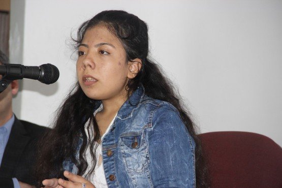 Akhisar Mesleki Eğitim Merkezi tarafından konferans salonunda  düzenlenen seminere öğrenciler ve idareciler yoğun ilgi gösterdi. Akhisar Mesleki Eğitim Merkezinde bedensel engelli olan ve “Hayat Melodisi” adlı kitabi ile tanınan, lise son sınıf öğrencisi Büşragül Çelik’in “Toplum Gözünde Engelliler” adlı semineri,  okul  ve günlük hayatından bazı yaşantıları anlattığı konuşmayı okul idaresi ve öğrenciler dikkatli bir şekilde dinledi. İlk olarak Mesleki Eğitim Merkezi Müdürü İsmail Şahin açılış  konuşmasında  “Bugün aramızda; benim bir dönem dersine girdiğim öğrencim olaran Büşragül var. Ancak o benim hatırladığım kadarı sınıfta dersi dikkatli bir şekilde dinleyen, sessiz ve sakin bir öğrenci  olarak bildiğim biriydi ve yıllar sonra karşıma yazar olarak çıkması beni de mutlu etti. Ben şimdi kendisini buraya davet ediyorum” dedi. 
Konuşmacı olarak katılan genç yazar Büşragül “Bugün bu seminerin düzenlenmesinde emeği geçen ve bana sizlerle bir araya gelme fırsatı veren herkese çok teşekkür ederim. Ben Akhisar Fevzi Keskinoğlu Anadolu Lisesi son sınıf öğrencisiyim. Okumayı ve okulu çok seviyorum.  Bizler her ne kadar engelli olsak da, toplumun gözünde “Bak bu engelli” diye anılsak da ben şuna inanıyorum ve hep söylüyorum:
 İmkansız kelimesinin içinde imkan kelimesi olduğu sürece başarılamayacak bir şey yoktur, yeterki isteyelim.  
Buradan sizlere bir soru sormak istiyorum. İçinizde bedensel, zihinsel, işitme veya görme engelli var mı? Gördüğüm kadarıyla yok. Allah da kimsenin başına vermesin. Peki ya engelli adayı olan var mı? Evet, hepimiz tabi ki. Yarın hatta 1 dakika sonra başımıza ne geleceğini bilemiyoruz çünkü.
Kendimden, yazmaya nasıl başladığımdan bahsedeyim. İlk önce ön yargımızı yenmemiz lazım. Ardından da tabi ki çok okumak. Benim hiç kitap çıkarma niyetim yoktu. Okuduğum  kitaplardan etkilenerek yazdığım şiirler ve yazılarımı gören öğretmenlerim ve çevremdeki dostlarımın “Sen bu yazdıklarınnı bir kitaba dönüştür” demesi ile bu başarıyı yakaladım. Şunu görüyorum ki hepiniz daha ben yaşlarda  gözleri ışıl ışıl genç arkadaşarımsınız. Sizlerin de bu başarıyı yakalayacağınızı ümit ediyorum. Ben bu günlere çok kitap okuyarak  geldim. İnşallah sizler de bu başarıyı yakalar ve geleceğin yazarları olursunuz. Beni  sabırla ve dikkatle dinlediğiniz için ve programa katıldığınız için hepinize teşekkür ediyorum” dedi. Programda kitabının içinden bir yazısını ve şiirini okuması ndan sonra Büşragül Çelik, öğrenciler ve öğretmenler tarafından alkışlandı.  Son olarak teşekkür konuşması için söz alan Mesleki Eğitim Merkezi müdürü İsmail Şahin “ Büşragül okulumuza geldi, öğrencilerimize engellilerin toplumda yaşadığı sıkıntıları anlattı, duruşu ile konuşmaları ile çok güzel mesajlar verdi. İnanıyorum ki bu şekilde çok faydalı oldu. Bu yüzden daha sonra  bütün öğrencilerimizin yani burada olmayan öğrencilerimizinde bu mesajları almalarını çok istiyoruz. Bizlere çok faydalı oldu ve kendisini sevdik.  Gerçekten  ahlaki ve davranış olarak tam bir öğrenci tipini gördük. Bu yaşta dolmuş, okumuş  ve okuduklarını yazıya dökmüş. Kendi akranlarına, bizlere eseriyle verdiği çok güzel mesajlar var. Bu yüzden kendisine çok teşekkür ediyoruz. Gerçekten çok memnun olduk. Okulumuzda Büşragül ve öğrencilerimizin birlikteliği ile güzel bir etkinlik gerçekleşti” dedi.  Programın sonunda İsmail Şahin genç yazar Büşragül Çelik’e çiçek takdim ettikten sonra  Büşragül Çelik’in isteyenlere kitap imzalamasından sonra  program sona erdi.