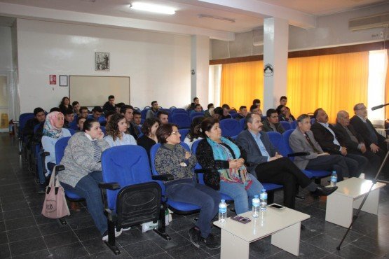 Akhisar Mesleki Eğitim Merkezi tarafından konferans salonunda  düzenlenen seminere öğrenciler ve idareciler yoğun ilgi gösterdi. Akhisar Mesleki Eğitim Merkezinde bedensel engelli olan ve “Hayat Melodisi” adlı kitabi ile tanınan, lise son sınıf öğrencisi Büşragül Çelik’in “Toplum Gözünde Engelliler” adlı semineri,  okul  ve günlük hayatından bazı yaşantıları anlattığı konuşmayı okul idaresi ve öğrenciler dikkatli bir şekilde dinledi. İlk olarak Mesleki Eğitim Merkezi Müdürü İsmail Şahin açılış  konuşmasında  “Bugün aramızda; benim bir dönem dersine girdiğim öğrencim olaran Büşragül var. Ancak o benim hatırladığım kadarı sınıfta dersi dikkatli bir şekilde dinleyen, sessiz ve sakin bir öğrenci  olarak bildiğim biriydi ve yıllar sonra karşıma yazar olarak çıkması beni de mutlu etti. Ben şimdi kendisini buraya davet ediyorum” dedi. 
Konuşmacı olarak katılan genç yazar Büşragül “Bugün bu seminerin düzenlenmesinde emeği geçen ve bana sizlerle bir araya gelme fırsatı veren herkese çok teşekkür ederim. Ben Akhisar Fevzi Keskinoğlu Anadolu Lisesi son sınıf öğrencisiyim. Okumayı ve okulu çok seviyorum.  Bizler her ne kadar engelli olsak da, toplumun gözünde “Bak bu engelli” diye anılsak da ben şuna inanıyorum ve hep söylüyorum:
 İmkansız kelimesinin içinde imkan kelimesi olduğu sürece başarılamayacak bir şey yoktur, yeterki isteyelim.  
Buradan sizlere bir soru sormak istiyorum. İçinizde bedensel, zihinsel, işitme veya görme engelli var mı? Gördüğüm kadarıyla yok. Allah da kimsenin başına vermesin. Peki ya engelli adayı olan var mı? Evet, hepimiz tabi ki. Yarın hatta 1 dakika sonra başımıza ne geleceğini bilemiyoruz çünkü.
Kendimden, yazmaya nasıl başladığımdan bahsedeyim. İlk önce ön yargımızı yenmemiz lazım. Ardından da tabi ki çok okumak. Benim hiç kitap çıkarma niyetim yoktu. Okuduğum  kitaplardan etkilenerek yazdığım şiirler ve yazılarımı gören öğretmenlerim ve çevremdeki dostlarımın “Sen bu yazdıklarınnı bir kitaba dönüştür” demesi ile bu başarıyı yakaladım. Şunu görüyorum ki hepiniz daha ben yaşlarda  gözleri ışıl ışıl genç arkadaşarımsınız. Sizlerin de bu başarıyı yakalayacağınızı ümit ediyorum. Ben bu günlere çok kitap okuyarak  geldim. İnşallah sizler de bu başarıyı yakalar ve geleceğin yazarları olursunuz. Beni  sabırla ve dikkatle dinlediğiniz için ve programa katıldığınız için hepinize teşekkür ediyorum” dedi. Programda kitabının içinden bir yazısını ve şiirini okuması ndan sonra Büşragül Çelik, öğrenciler ve öğretmenler tarafından alkışlandı.  Son olarak teşekkür konuşması için söz alan Mesleki Eğitim Merkezi müdürü İsmail Şahin “ Büşragül okulumuza geldi, öğrencilerimize engellilerin toplumda yaşadığı sıkıntıları anlattı, duruşu ile konuşmaları ile çok güzel mesajlar verdi. İnanıyorum ki bu şekilde çok faydalı oldu. Bu yüzden daha sonra  bütün öğrencilerimizin yani burada olmayan öğrencilerimizinde bu mesajları almalarını çok istiyoruz. Bizlere çok faydalı oldu ve kendisini sevdik.  Gerçekten  ahlaki ve davranış olarak tam bir öğrenci tipini gördük. Bu yaşta dolmuş, okumuş  ve okuduklarını yazıya dökmüş. Kendi akranlarına, bizlere eseriyle verdiği çok güzel mesajlar var. Bu yüzden kendisine çok teşekkür ediyoruz. Gerçekten çok memnun olduk. Okulumuzda Büşragül ve öğrencilerimizin birlikteliği ile güzel bir etkinlik gerçekleşti” dedi.  Programın sonunda İsmail Şahin genç yazar Büşragül Çelik’e çiçek takdim ettikten sonra  Büşragül Çelik’in isteyenlere kitap imzalamasından sonra  program sona erdi.