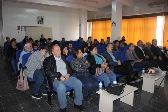 Akhisar Mesleki Eğitim Merkezi tarafından konferans salonunda  düzenlenen seminere öğrenciler ve idareciler yoğun ilgi gösterdi. Akhisar Mesleki Eğitim Merkezinde bedensel engelli olan ve “Hayat Melodisi” adlı kitabi ile tanınan, lise son sınıf öğrencisi Büşragül Çelik’in “Toplum Gözünde Engelliler” adlı semineri,  okul  ve günlük hayatından bazı yaşantıları anlattığı konuşmayı okul idaresi ve öğrenciler dikkatli bir şekilde dinledi. İlk olarak Mesleki Eğitim Merkezi Müdürü İsmail Şahin açılış  konuşmasında  “Bugün aramızda; benim bir dönem dersine girdiğim öğrencim olaran Büşragül var. Ancak o benim hatırladığım kadarı sınıfta dersi dikkatli bir şekilde dinleyen, sessiz ve sakin bir öğrenci  olarak bildiğim biriydi ve yıllar sonra karşıma yazar olarak çıkması beni de mutlu etti. Ben şimdi kendisini buraya davet ediyorum” dedi. 
Konuşmacı olarak katılan genç yazar Büşragül “Bugün bu seminerin düzenlenmesinde emeği geçen ve bana sizlerle bir araya gelme fırsatı veren herkese çok teşekkür ederim. Ben Akhisar Fevzi Keskinoğlu Anadolu Lisesi son sınıf öğrencisiyim. Okumayı ve okulu çok seviyorum.  Bizler her ne kadar engelli olsak da, toplumun gözünde “Bak bu engelli” diye anılsak da ben şuna inanıyorum ve hep söylüyorum:
 İmkansız kelimesinin içinde imkan kelimesi olduğu sürece başarılamayacak bir şey yoktur, yeterki isteyelim.  
Buradan sizlere bir soru sormak istiyorum. İçinizde bedensel, zihinsel, işitme veya görme engelli var mı? Gördüğüm kadarıyla yok. Allah da kimsenin başına vermesin. Peki ya engelli adayı olan var mı? Evet, hepimiz tabi ki. Yarın hatta 1 dakika sonra başımıza ne geleceğini bilemiyoruz çünkü.
Kendimden, yazmaya nasıl başladığımdan bahsedeyim. İlk önce ön yargımızı yenmemiz lazım. Ardından da tabi ki çok okumak. Benim hiç kitap çıkarma niyetim yoktu. Okuduğum  kitaplardan etkilenerek yazdığım şiirler ve yazılarımı gören öğretmenlerim ve çevremdeki dostlarımın “Sen bu yazdıklarınnı bir kitaba dönüştür” demesi ile bu başarıyı yakaladım. Şunu görüyorum ki hepiniz daha ben yaşlarda  gözleri ışıl ışıl genç arkadaşarımsınız. Sizlerin de bu başarıyı yakalayacağınızı ümit ediyorum. Ben bu günlere çok kitap okuyarak  geldim. İnşallah sizler de bu başarıyı yakalar ve geleceğin yazarları olursunuz. Beni  sabırla ve dikkatle dinlediğiniz için ve programa katıldığınız için hepinize teşekkür ediyorum” dedi. Programda kitabının içinden bir yazısını ve şiirini okuması ndan sonra Büşragül Çelik, öğrenciler ve öğretmenler tarafından alkışlandı.  Son olarak teşekkür konuşması için söz alan Mesleki Eğitim Merkezi müdürü İsmail Şahin “ Büşragül okulumuza geldi, öğrencilerimize engellilerin toplumda yaşadığı sıkıntıları anlattı, duruşu ile konuşmaları ile çok güzel mesajlar verdi. İnanıyorum ki bu şekilde çok faydalı oldu. Bu yüzden daha sonra  bütün öğrencilerimizin yani burada olmayan öğrencilerimizinde bu mesajları almalarını çok istiyoruz. Bizlere çok faydalı oldu ve kendisini sevdik.  Gerçekten  ahlaki ve davranış olarak tam bir öğrenci tipini gördük. Bu yaşta dolmuş, okumuş  ve okuduklarını yazıya dökmüş. Kendi akranlarına, bizlere eseriyle verdiği çok güzel mesajlar var. Bu yüzden kendisine çok teşekkür ediyoruz. Gerçekten çok memnun olduk. Okulumuzda Büşragül ve öğrencilerimizin birlikteliği ile güzel bir etkinlik gerçekleşti” dedi.  Programın sonunda İsmail Şahin genç yazar Büşragül Çelik’e çiçek takdim ettikten sonra  Büşragül Çelik’in isteyenlere kitap imzalamasından sonra  program sona erdi.