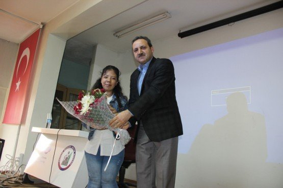 Akhisar Mesleki Eğitim Merkezi tarafından konferans salonunda  düzenlenen seminere öğrenciler ve idareciler yoğun ilgi gösterdi. Akhisar Mesleki Eğitim Merkezinde bedensel engelli olan ve “Hayat Melodisi” adlı kitabi ile tanınan, lise son sınıf öğrencisi Büşragül Çelik’in “Toplum Gözünde Engelliler” adlı semineri,  okul  ve günlük hayatından bazı yaşantıları anlattığı konuşmayı okul idaresi ve öğrenciler dikkatli bir şekilde dinledi. İlk olarak Mesleki Eğitim Merkezi Müdürü İsmail Şahin açılış  konuşmasında  “Bugün aramızda; benim bir dönem dersine girdiğim öğrencim olaran Büşragül var. Ancak o benim hatırladığım kadarı sınıfta dersi dikkatli bir şekilde dinleyen, sessiz ve sakin bir öğrenci  olarak bildiğim biriydi ve yıllar sonra karşıma yazar olarak çıkması beni de mutlu etti. Ben şimdi kendisini buraya davet ediyorum” dedi. 
Konuşmacı olarak katılan genç yazar Büşragül “Bugün bu seminerin düzenlenmesinde emeği geçen ve bana sizlerle bir araya gelme fırsatı veren herkese çok teşekkür ederim. Ben Akhisar Fevzi Keskinoğlu Anadolu Lisesi son sınıf öğrencisiyim. Okumayı ve okulu çok seviyorum.  Bizler her ne kadar engelli olsak da, toplumun gözünde “Bak bu engelli” diye anılsak da ben şuna inanıyorum ve hep söylüyorum:
 İmkansız kelimesinin içinde imkan kelimesi olduğu sürece başarılamayacak bir şey yoktur, yeterki isteyelim.  
Buradan sizlere bir soru sormak istiyorum. İçinizde bedensel, zihinsel, işitme veya görme engelli var mı? Gördüğüm kadarıyla yok. Allah da kimsenin başına vermesin. Peki ya engelli adayı olan var mı? Evet, hepimiz tabi ki. Yarın hatta 1 dakika sonra başımıza ne geleceğini bilemiyoruz çünkü.
Kendimden, yazmaya nasıl başladığımdan bahsedeyim. İlk önce ön yargımızı yenmemiz lazım. Ardından da tabi ki çok okumak. Benim hiç kitap çıkarma niyetim yoktu. Okuduğum  kitaplardan etkilenerek yazdığım şiirler ve yazılarımı gören öğretmenlerim ve çevremdeki dostlarımın “Sen bu yazdıklarınnı bir kitaba dönüştür” demesi ile bu başarıyı yakaladım. Şunu görüyorum ki hepiniz daha ben yaşlarda  gözleri ışıl ışıl genç arkadaşarımsınız. Sizlerin de bu başarıyı yakalayacağınızı ümit ediyorum. Ben bu günlere çok kitap okuyarak  geldim. İnşallah sizler de bu başarıyı yakalar ve geleceğin yazarları olursunuz. Beni  sabırla ve dikkatle dinlediğiniz için ve programa katıldığınız için hepinize teşekkür ediyorum” dedi. Programda kitabının içinden bir yazısını ve şiirini okuması ndan sonra Büşragül Çelik, öğrenciler ve öğretmenler tarafından alkışlandı.  Son olarak teşekkür konuşması için söz alan Mesleki Eğitim Merkezi müdürü İsmail Şahin “ Büşragül okulumuza geldi, öğrencilerimize engellilerin toplumda yaşadığı sıkıntıları anlattı, duruşu ile konuşmaları ile çok güzel mesajlar verdi. İnanıyorum ki bu şekilde çok faydalı oldu. Bu yüzden daha sonra  bütün öğrencilerimizin yani burada olmayan öğrencilerimizinde bu mesajları almalarını çok istiyoruz. Bizlere çok faydalı oldu ve kendisini sevdik.  Gerçekten  ahlaki ve davranış olarak tam bir öğrenci tipini gördük. Bu yaşta dolmuş, okumuş  ve okuduklarını yazıya dökmüş. Kendi akranlarına, bizlere eseriyle verdiği çok güzel mesajlar var. Bu yüzden kendisine çok teşekkür ediyoruz. Gerçekten çok memnun olduk. Okulumuzda Büşragül ve öğrencilerimizin birlikteliği ile güzel bir etkinlik gerçekleşti” dedi.  Programın sonunda İsmail Şahin genç yazar Büşragül Çelik’e çiçek takdim ettikten sonra  Büşragül Çelik’in isteyenlere kitap imzalamasından sonra  program sona erdi.