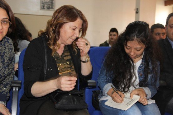 Akhisar Mesleki Eğitim Merkezi tarafından konferans salonunda  düzenlenen seminere öğrenciler ve idareciler yoğun ilgi gösterdi. Akhisar Mesleki Eğitim Merkezinde bedensel engelli olan ve “Hayat Melodisi” adlı kitabi ile tanınan, lise son sınıf öğrencisi Büşragül Çelik’in “Toplum Gözünde Engelliler” adlı semineri,  okul  ve günlük hayatından bazı yaşantıları anlattığı konuşmayı okul idaresi ve öğrenciler dikkatli bir şekilde dinledi. İlk olarak Mesleki Eğitim Merkezi Müdürü İsmail Şahin açılış  konuşmasında  “Bugün aramızda; benim bir dönem dersine girdiğim öğrencim olaran Büşragül var. Ancak o benim hatırladığım kadarı sınıfta dersi dikkatli bir şekilde dinleyen, sessiz ve sakin bir öğrenci  olarak bildiğim biriydi ve yıllar sonra karşıma yazar olarak çıkması beni de mutlu etti. Ben şimdi kendisini buraya davet ediyorum” dedi. 
Konuşmacı olarak katılan genç yazar Büşragül “Bugün bu seminerin düzenlenmesinde emeği geçen ve bana sizlerle bir araya gelme fırsatı veren herkese çok teşekkür ederim. Ben Akhisar Fevzi Keskinoğlu Anadolu Lisesi son sınıf öğrencisiyim. Okumayı ve okulu çok seviyorum.  Bizler her ne kadar engelli olsak da, toplumun gözünde “Bak bu engelli” diye anılsak da ben şuna inanıyorum ve hep söylüyorum:
 İmkansız kelimesinin içinde imkan kelimesi olduğu sürece başarılamayacak bir şey yoktur, yeterki isteyelim.  
Buradan sizlere bir soru sormak istiyorum. İçinizde bedensel, zihinsel, işitme veya görme engelli var mı? Gördüğüm kadarıyla yok. Allah da kimsenin başına vermesin. Peki ya engelli adayı olan var mı? Evet, hepimiz tabi ki. Yarın hatta 1 dakika sonra başımıza ne geleceğini bilemiyoruz çünkü.
Kendimden, yazmaya nasıl başladığımdan bahsedeyim. İlk önce ön yargımızı yenmemiz lazım. Ardından da tabi ki çok okumak. Benim hiç kitap çıkarma niyetim yoktu. Okuduğum  kitaplardan etkilenerek yazdığım şiirler ve yazılarımı gören öğretmenlerim ve çevremdeki dostlarımın “Sen bu yazdıklarınnı bir kitaba dönüştür” demesi ile bu başarıyı yakaladım. Şunu görüyorum ki hepiniz daha ben yaşlarda  gözleri ışıl ışıl genç arkadaşarımsınız. Sizlerin de bu başarıyı yakalayacağınızı ümit ediyorum. Ben bu günlere çok kitap okuyarak  geldim. İnşallah sizler de bu başarıyı yakalar ve geleceğin yazarları olursunuz. Beni  sabırla ve dikkatle dinlediğiniz için ve programa katıldığınız için hepinize teşekkür ediyorum” dedi. Programda kitabının içinden bir yazısını ve şiirini okuması ndan sonra Büşragül Çelik, öğrenciler ve öğretmenler tarafından alkışlandı.  Son olarak teşekkür konuşması için söz alan Mesleki Eğitim Merkezi müdürü İsmail Şahin “ Büşragül okulumuza geldi, öğrencilerimize engellilerin toplumda yaşadığı sıkıntıları anlattı, duruşu ile konuşmaları ile çok güzel mesajlar verdi. İnanıyorum ki bu şekilde çok faydalı oldu. Bu yüzden daha sonra  bütün öğrencilerimizin yani burada olmayan öğrencilerimizinde bu mesajları almalarını çok istiyoruz. Bizlere çok faydalı oldu ve kendisini sevdik.  Gerçekten  ahlaki ve davranış olarak tam bir öğrenci tipini gördük. Bu yaşta dolmuş, okumuş  ve okuduklarını yazıya dökmüş. Kendi akranlarına, bizlere eseriyle verdiği çok güzel mesajlar var. Bu yüzden kendisine çok teşekkür ediyoruz. Gerçekten çok memnun olduk. Okulumuzda Büşragül ve öğrencilerimizin birlikteliği ile güzel bir etkinlik gerçekleşti” dedi.  Programın sonunda İsmail Şahin genç yazar Büşragül Çelik’e çiçek takdim ettikten sonra  Büşragül Çelik’in isteyenlere kitap imzalamasından sonra  program sona erdi.