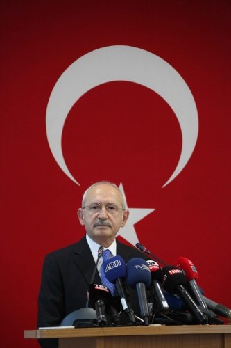 Başkan Sandal, "Kentsel dönüşümde vatandaşlarımıza müjdeyi vereceğiz"

Açılış konuşmasında İzmir'de Cumhuriyet Halk Partisi ailesi olarak Türkiye'ye örnek bir dayanışma örneği sergilediklerini vurgulayan Başkan Serdar Sandal, " İzmir'de depremden sonra CHP ailesi olarak dayanışmanın en güzel örneklerinden birini sergiledik. Vatandaşlarımızın tüm ihtiyaçlarını yurttaşlarımızın da destekleriyle Büyükşehir Belediyemiz, metropol ilçe belediyelerimiz ve diğer belediyelerimizle birlikte el birliğiyle karşılayarak, İzmir dayanışmasını Türkiye'ye göstermiş olduk. Kamu anlamında Afad, Akut, Sağlık Bakanlığı, Jandarma arama kurtarma ekipleri olağanüstü gayret gösterdi. Onlara da Bayraklılı yurttaşlarımız adına minnet ve şükranlarımızı sunuyoruz. Bugün itibarıyla bölgemizde çadırımız yok. Konteyner alanında yaklaşık 100'e yakın yurttaşımız barınıyor. Bu vatandaşlarımızın da kısa süre sonra kalıcı konutlara oradan da kendi asıl konutlarına geçmeleriyle ilgili Büyükşehirle birlikte gereken gayreti gösteriyoruz. Öncelikle evi yıkılacak, yeniden yapılacak orta ve ağır hasarlı, aslında 1999 depremi öncesi yapılan tüm yapıların yeniden inşasıyla ilgili meclisimizden plan notlarını geçirdik. Büyükşehir Belediyemizden geçtikten ve finansal boyutunu da çözdükten sonra asıl müjdeyi vatandaşlarımıza vermeyi planlıyoruz" diye konuştu.