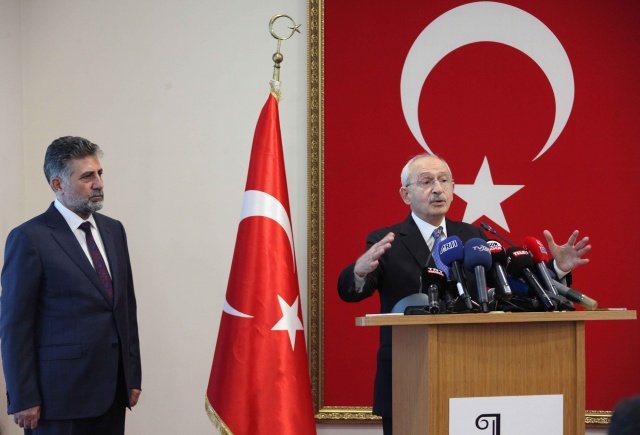 Cumhuriyet Halk Partisi Genel Başkanı Kemal Kılıçdaroğlu, bir dizi programa katılmak üzere İzmir’e geldi. Bayraklı Belediyesi Meclis Toplantı Salonu'nda apartman görevlileriyle bir araya gelen Kılıçdaroğlu, “Benim dostlarım apartman görevlileri, çiftçiler, memurlar, işçilerdir, garibanlardır… Örgütlenin ve hakkınızı arayın ben de politik olarak mücadelenizi vereceğim. Bizim adımız 'Halk Partisi'! Halkın, garibanların, halktan yana olanların partisi" diye konuştu.