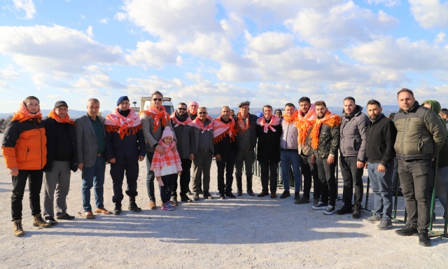 Güreş sahasına girişte vatandaşlar tarafından büyük bir coşkuyla karşılanan Başkan Cıllı, burada yaptığı konuşmada, görevde oldukları sürece Saruhanlı'da her türlü sosyal, sportif ve kültürel faaliyetler organize edeceklerini söyledi.