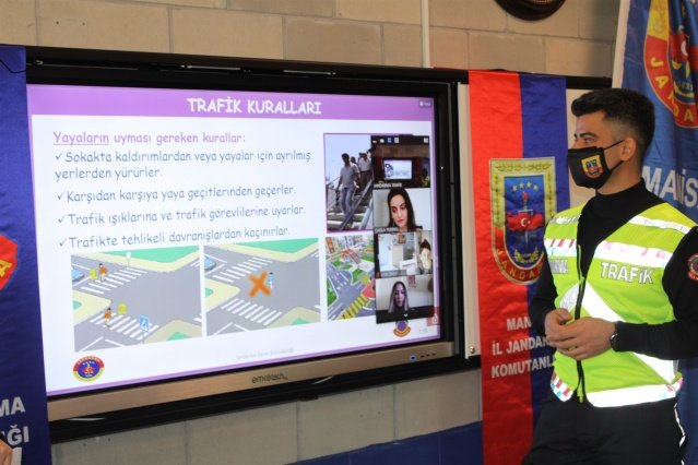 Pandemi tedbirleri kapsamında eğitim, öğretim uzaktan eğitim yöntemiyle devam ediyor. Öğrencilerin trafik kurallarını öğrenmesi, trafik alışkanlıklarını kazanıp, okulların açılması ile normalleşme sürecine hazır olması amacıyla Milli Eğitim Bakanlığı ve Jandarma Genel Komutanlığı ortak uygulaması ile minik öğrencilere online trafik eğitimi veriliyor.