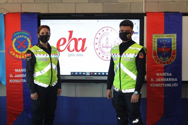 Bu Kapsamda da Manisa İl Mili Eğitim Müdürlüğü ve İl Jandarma Komutanlığının ortaklaşa düzenlediği online trafik eğitimi ile öğrenciler hem eğlendiler hem de güzel bir değişiklik yaşadılar.

Eğitimden memnun kalan öğrenciler öğrendikleri kurallar ile trafikte ebeveynlerini uyaracaklarını söylediler.