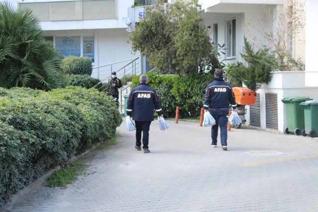 Manisa AFAD İl Afet ve Acil Durum Müdürlüğü Personelleri sokağa çıkma kısıtlamasında kapı kapı dolaşarak deprem ve doğal afetlere karşı vatandaşları bilgilendiriyor, afet sırasında alınacak tedbirler ile ilgili vatandaşın sorularını cevaplandırıyorlar.