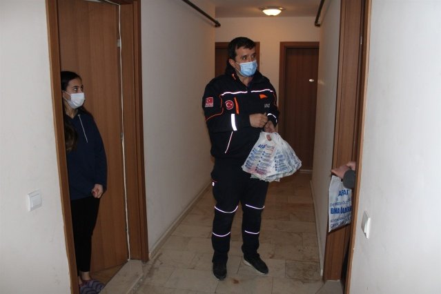 Kırsal alanlarda ev ev, apartmanlar ve sitelerde kapı kapı dolaşarak Afetlere hazırlıklı olmak adına broşürler dağıtan AFAD ekipleri, alınacak tedbirler ve doğru davranışlar hakkında bilgi veriyor, vatandaşların afetler hakkında sorularını yanıtlıyorlar.