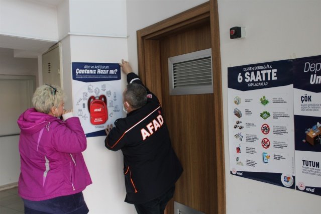 Uzun süredir sokaklardan uzak kalan öğrencilerin de unutulmadığı eğitim faaliyetinde, AFAD’ın “Afetlere Hazırım” oyunu ile çocuklar eğlenceli sorular ile bilgilendirildi, etkinliğe katılan öğrencilere çeşitli hediyeler verildi.