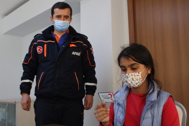 Kırsal mahalleler dahil, mahalle mahalle köy köy yıl boyunca çalışarak 2021 yılı içerisinde Manisa’da ki tüm kesimlere ulaşmayı hedeflediklerini ifade eden Karakaya “Yaklaşık iki haftadır 3 BİN aileye bu şekilde ulaştık yıl boyunca bu çalışmalarımız devam edecek amacımız yıl içerisinde tüm Manisalılara bu farkındalık eğitimlerini verebilmek” dedi