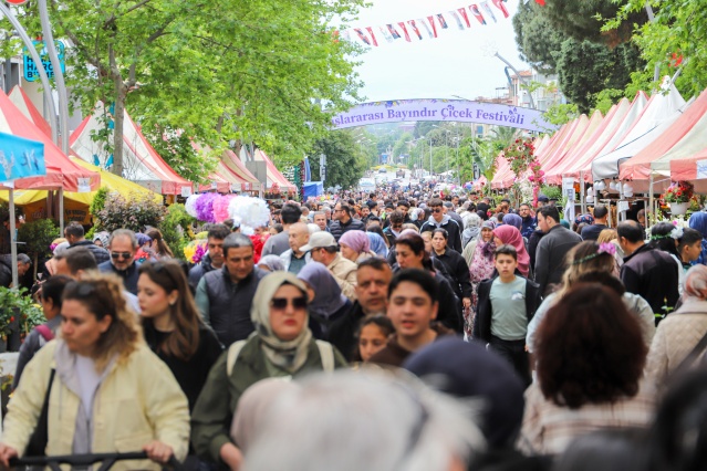 Meydanlar Doldu Taştı, İlçe Ekonomisi Canlandı
Baharın gelişini görsel bir şölene dönüştüren festival kapsamında, Bayındır'ın sokakları ve meydanları büyük bir ziyaretçi akınına uğradı. Çiçek üreticilerinin binbir emekle hazırladığı stantları gezen ve baharın eşsiz kokuları eşliğinde alışveriş yapan misafirler, ilçeye büyük bir enerji kattı. Gündüz saatleri boyunca devam eden etkinlikler, sergiler ve üretici pazarları, festivalin hem kültürel hem de ekonomik anlamda ne kadar verimli geçtiğini bir kez daha gözler önüne serdi.