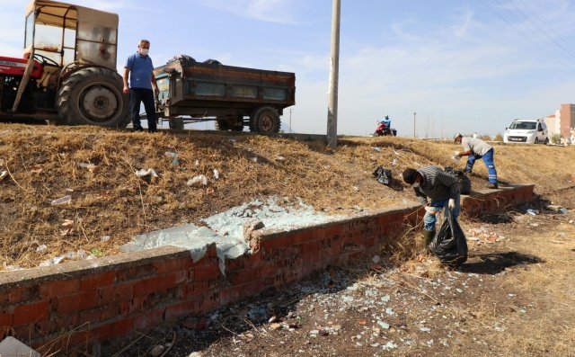 Irlamaz Vadisi 2. Etabın temizlenmesi hakkında konuşan Turgutlu Belediye Başkan Yardımcısı ve Temizlik İşleri Müdürü Evren Erbaş Ser, “Vatandaşlarımızdan gelen yoğun talepleri yerine getirmek için Manisa Büyükşehir Belediyesi yetki ve sorumluluğunda olan Irlamaz Vadisi 2. Etabının temizlenmesi çalışmalarını gerçekleştirdik.