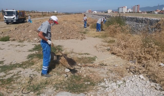 Temizlik İşleri Müdürlüğü ekiplerimizin uzun emekleri sonucunda temizlenen Irlamaz Vadisi 2. Etabı şimdi eskisine göre daha temiz bir görünüme kavuştu. Bizler de yaşam alanlarımızın, çevremizin kirletilmemesi için gerekli duyarlılığı ve özeni göstermeliyiz. Ekiplerimize çalışmalarında kolaylıklar diler, emekleri için teşekkür ederim” dedi.