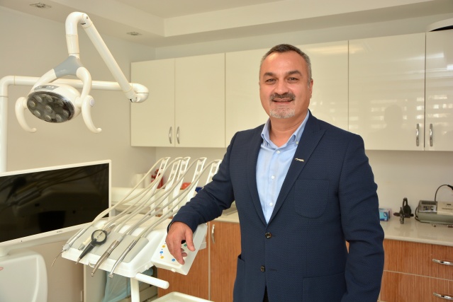 İzmir Diş Hekimleri Odası (İZDO) Başkanı Deniz Çağında, oda olarak sektörün gelişimi, sorunların çözümü ve özlük haklarının korunması için çalışmalarını sürdürdüklerini söyledi.



Deniz Çağında, toplum sağlığı açısından önemli olan diş hekimlerinin artan girdi ve işletme maliyetleri karşısında sıkıntılı günler yaşadıklarını da dile getirdi.



Çağında “Gerek sarf malzemeleri gerekse de personel, enerji fiyatları, kira ve diğer giderler çok arttı. Seçimden bu yana bazı kalemlerde yüzde yüze varan fiyat artışları yaşadık. Biz bu artışları vatandaşlara yansıtamadık. Kendi imkanlarımızla tolere etmeye çalışıyoruz. Üstelik kimi malzemelerin temininde de zorluklar yaşıyoruz. Sağlık kuruluşu olduğumuz kadar ticari birer işletmeyiz. Ekonomik olumsuzluklardan etkileniyoruz. Bu durum çok sürdürülebilir değil; çünkü önümüzde uzun bir süreç olduğunu öngörüyoruz. Bir süre sonra sektörde personel azaltılması yoluna gidilebilir. Bu durumu önlemek için sağlık sektörüne geçtiğimiz günlerde getirilen yüzde 10'luk KDV oranının olması gerektiği gibi yüzde 1 seviyesine çekilmesini istiyoruz. Çünkü sağlık bir lüks değil temel bir ihtiyaçtır” diye konuştu.



MEZUNLARIN İSTİHDAM EDİLMESİ İÇİN DOĞRU PLANLAMA GEREK



Yeni mezun olan veya deneyimli diş hekimlerinin yurtdışına gitmek istediğini kaydeden Deniz Çağında şöyle devam etti: “Bir diş hekiminin yetişmesi için hem zaman hem de maliyet açısından üniversitelerin önemli yatırım yapması gerekiyor. Yetişen meslektaşlarımız ise yurtdışına giderek orada yaşamlarını sürdürmek istiyor. Almanya gibi ülkeler ise hiçbir çaba ve yatırım yapmadan bu gençleri değerlendirmiş oluyor. Bu durumun önüne geçilmesi için Türkiye'de faaliyet gösteren 110 diş hekimliği fakültesine bir düzenleme getirilmeli. Her yıl mezun olan öğrenci sayısı 8 bin 500, ülkemizin ihtiyacı ise yıllık 2 bin civarında. Bu konuda belli bir stratejik çalışma yapılmalı. Ülkemizin koşulları ve ihtiyacına göre doğru bir planlamayla diş hekimleri istihdam edilmeli ve gelir düzeyi de tatmin edici seviyelere çıkarılmalı”

Deniz Çağında son olarak, İZDO tarafından 24-26 Kasım tarihleri arasında bu yıl 30'uncusu düzenlenecek Uluslararası Bilimsel Kongre ve Sergisi'nde sektör temsilcileri ve akademisyenleri bir araya getireceklerini de sözlerine ekledi.