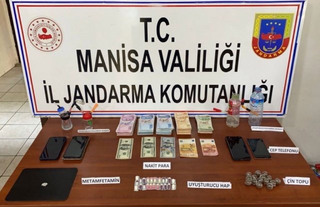 Manisa İl Jandarma Komutanlığı KOM Şube Müdürlüğü ve Şehzadeler İlçe Jandarma Komutanlığı ekipleri tarafından Manisa ili Şehzadeler ilçesi Adnan Menderes Mahallesinde 25.05.2022 günü saat:23.30 sıralarında D.B(1999/E) isimli şahsın uyuşturucu madde temin ettiği bilgisi alınmış ve kendisine ait 45 A.. 1.. plakalı araç KOM Şube Müdürlüğü Narkotik Köpeği Börü ve Şehzadeler İlçe J.K.lığı ekipleri tarafından aranmış olup, yapılan arama sonucunda 1 tanesi sıvı dolu 2 adet uyuşturucu kullanma aparatı(bong) ve uyuşturucu içmeye yarayan aparatlar içerisinde yaklaşık 10 gram “Metamfetamin” olduğu değerlendirilen uyuşturucu madde ele geçirilmiştir. Ayrıca
Manisa ili Yunusemre ilçesi Güzelyurt Mahallesinde 26.05.2022 günü saat:06.00 sıralarında G.V(1984/E) isimli şahsın uyuşturucu satışı yaptığına dair alınan istihbari bilgi üzerine şahsın ikametinde icra edilen arama faaliyeti sonucunda;

1. Metamfetamin olduğu değerlendirilen 5 gr. Uyuşturucu ve Uyarıcı Madde,
2. 2 adet Uyuşturucu kullanma aparatı(bong),
3. 8 adet Symra, 11 adet Regapen, 4 adet Neruda isimli reçete ile satılan haplar
4. 17 adet Çin topu (Cinsel Güç Artırıcı)
5. 48.155 TL, 300 Dolar, 60 Euro nakit para ele geçirilmiştir.
Şüpheli şahıs gözaltına alınmış olup, Kan ve İdrar örnekleri alınarak C.Savcılığına sevk edilecektir.