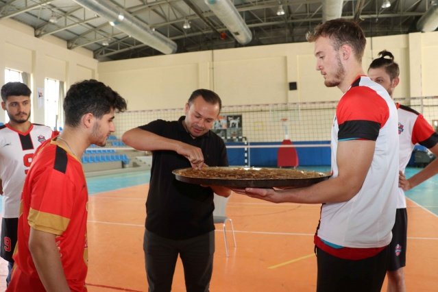 Türkiye Voleybol Federasyonu(TVF) Erkekler 1.Ligi’nde Manisa’yı temsil eden Jeopark Kula Belediyespor, yeni sezon hazırlıklarını sürdürüyor. Başkent Ankara’da çalışmalarını sürdüren Manisa temsilcisi, geçen sezonki kadrosundan 5 oyuncuyu takımda tutarken 10 oyuncuyu bünyesine katarak kadroyu yapılandırdı. Jeopark Kula Belediyespor Kulüp Başkanı Vedat Yılmaz, Ankara’da takımın antrenmanını ziyaret ederek teknik heyet ve oyuncularla bir araya geldi.  Takım Antrenörü Fuat Dokgöz ve menajer Erdoğdu Göçer’den hazırlık çalışmaları hakkında bilgi alan Kulüp Başkanı Yılmaz, takımla toplantı yaparak yaparak antrenman sonunda oyunculara tatlı ikramında bulundu. TVF’nin aldığı tedbir ve kararlara göre pandemi nedeniyle seyircisiz oynatılması planlanan Erkekler Voleybol  1. Ligi’nde mücadele verecek Jeopark Kula Belediyespor, ilk hafta müsabakasını 10 Ekim Cumartesi 2020 tarihinde Maliye İhtisas’a konuk olacak.